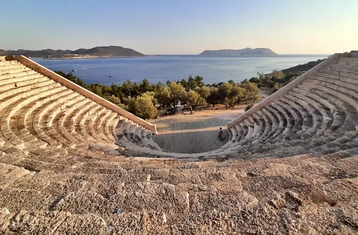 Antiphellos Antik Tiyatrosu Kaş ve Meis Adası manzarası